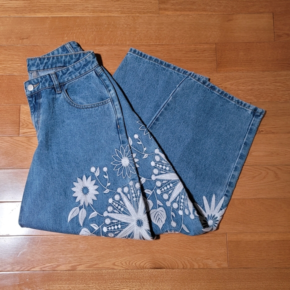 Floral Embroidered Midrise Barrel Jeans - Picture 8 of 14